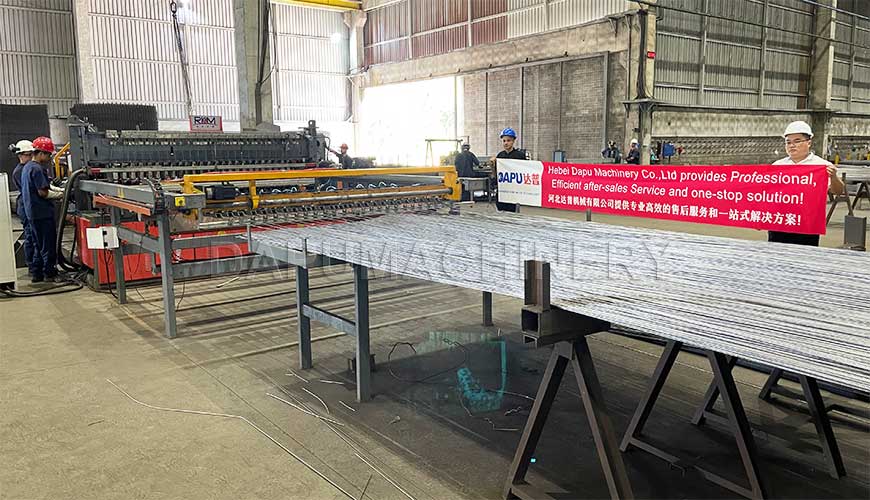 የDAPU-5-12ሚሜ-የማጠናከሪያ-ሜሽ-ብየዳ-ማሽን-በሚሰራ-የደንበኛ-ፋብሪካ-በሜክሲኮ-የእውነተኛ-አለም እይታ